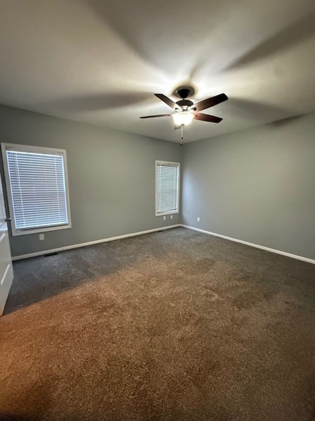 Building Photo - 404 Dalhlia Dr