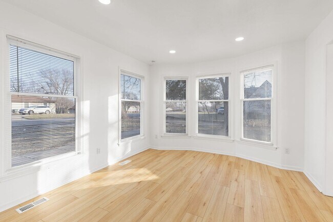 Foto del edificio - RARE 6 BEDROOM • COMPLETELY RENOVATED — HURRY!