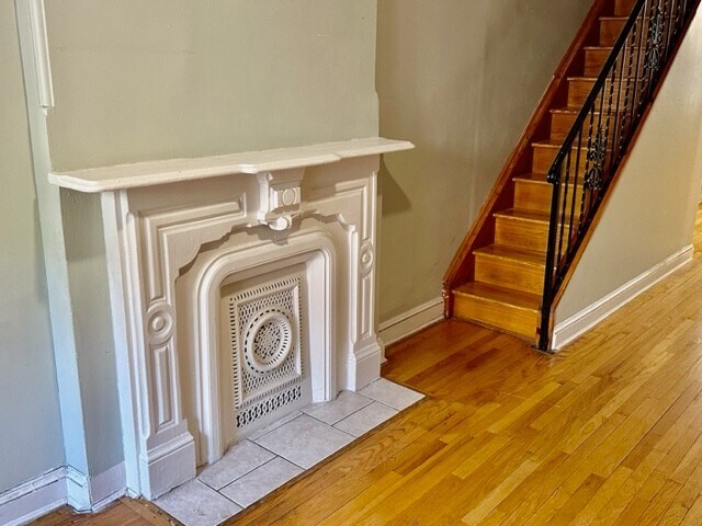 Building Photo - SPACIOUS 2 BEDROOM DUPLEX w/PRIVATE YARD