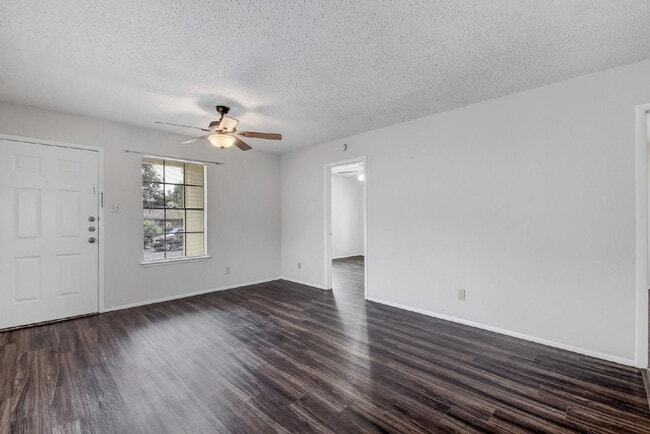 Foto del edificio - 4806 Russet Hill Dr