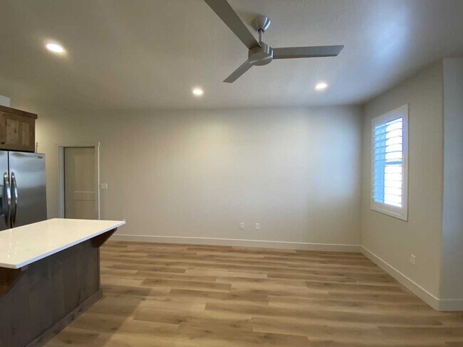Foto del edificio - 674 E Raintree Ln
