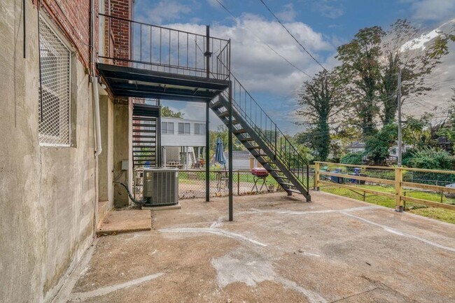 Building Photo - 3035 Glen Ave