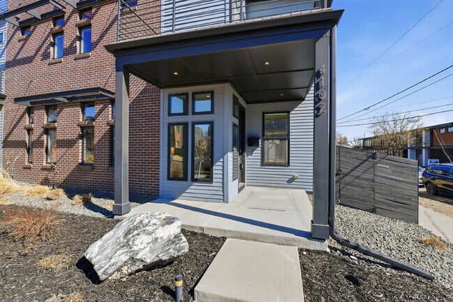 Foto del edificio - $5,740.95, $300 off the first month's rent, 4 Beds - 5 Bath, Townhouse in Denver with Office!