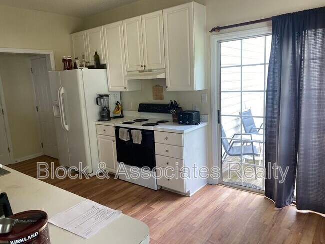 Foto del edificio - 2400 Trailwood Hills Drive