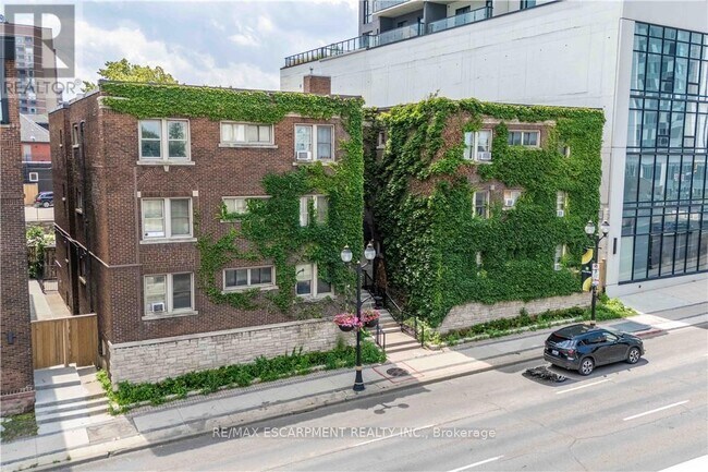 Building Photo - 285 King St W
