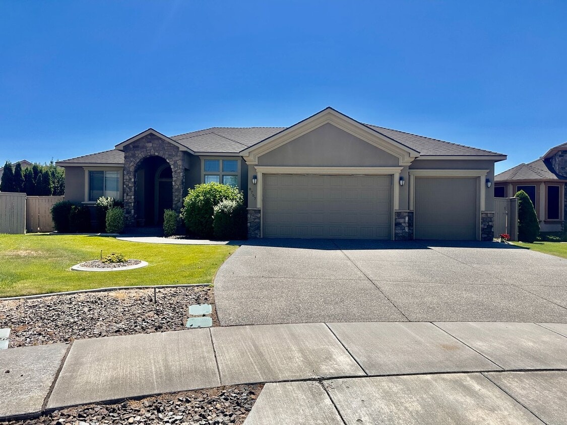 Primary Photo - Spacious 4 Bedroom Home in Quiet Cul-de-Sa...