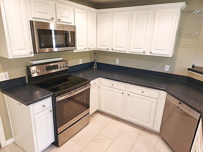 Building Photo - Perfectly Located Canyon Creek Condo - Attached Garage