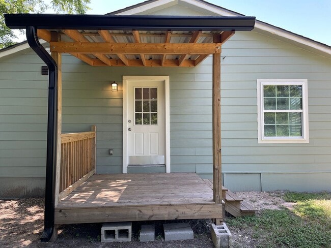 Building Photo - Available Now! Fully Renovated 2 Bed, 1 Ba...