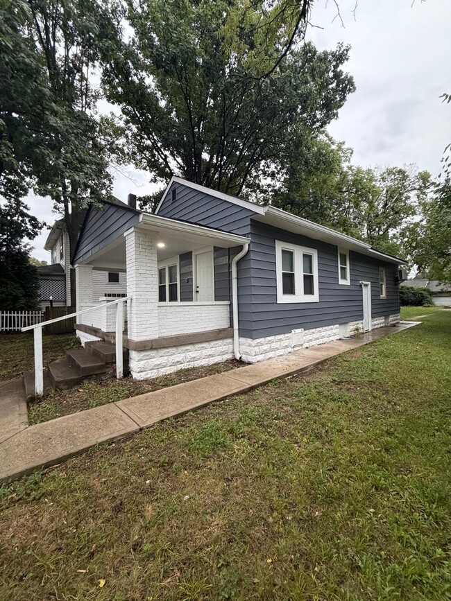 Building Photo - 3221 E 38th St