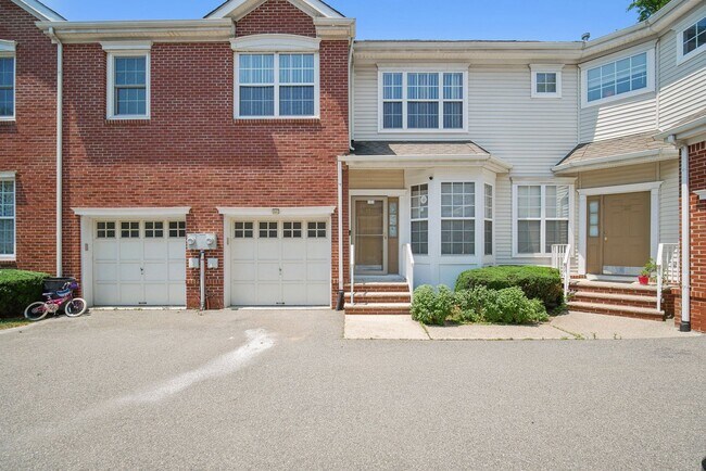 Building Photo - 137 Gladstone Dr