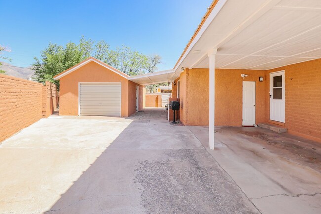 Building Photo - Roomy 3 Bedroom Home with Two Living Spaces