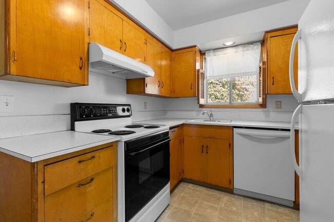 Building Photo - 3511 SE Cora Dr