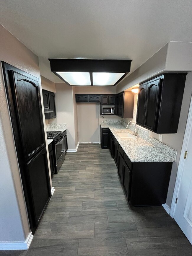 Building Photo - Gorgeous 3-bedroom Home with Large backyar...