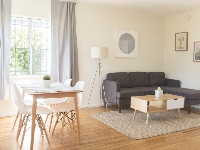 Living room - 740 California Ave