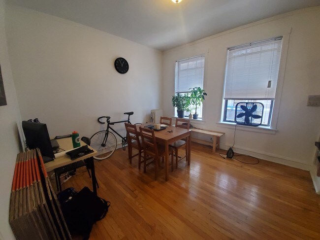 Foto del edificio - 1625 W Belmont Ave