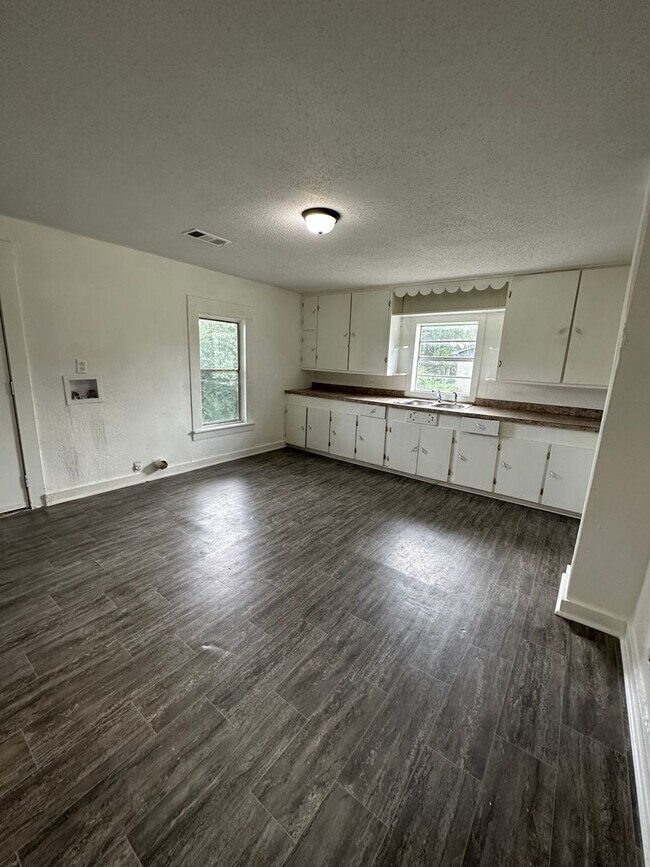 Building Photo - 1208 Helberg Ln