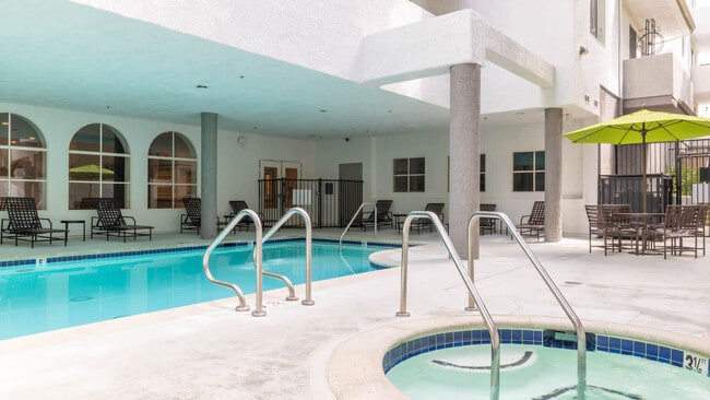 Piscina - Arlo Woodland Hills