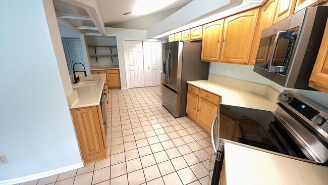 Building Photo - For Rent: A dazzling 5-bedroom, 3-bathroom...