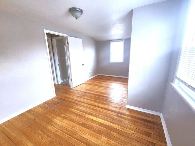 Foto del edificio - Spacious 4-bedroom, 2-bathroom single-family home