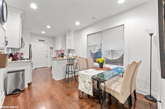 Building Photo - 1621 N McVicker Ave