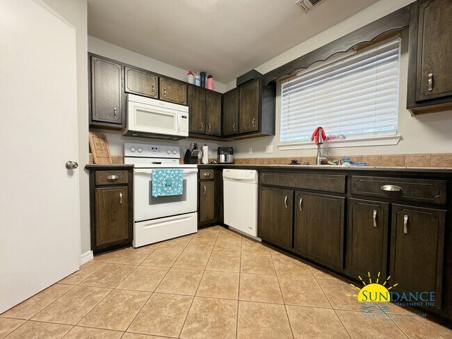 Foto del edificio - Spacious 3 Bedroom Home in Mary Esther - Minutes from Beaches & Hurlburt Field!