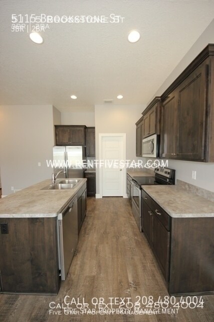 Building Photo - Beautiful 3 Bedroom Home With A Spacious Y...