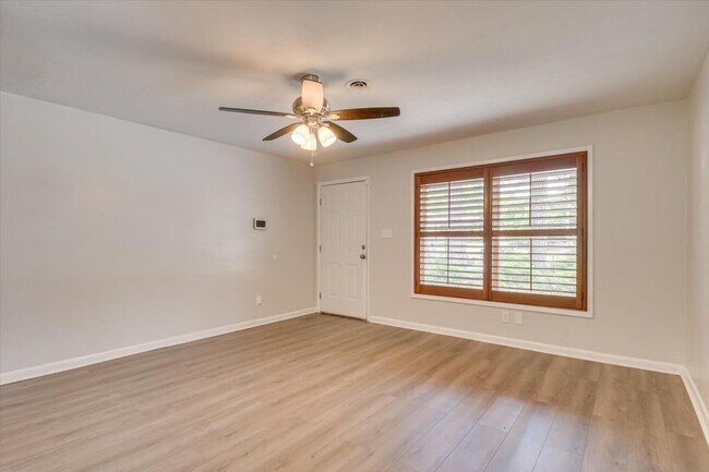 Foto del edificio - 1422 Ridgewood Drive