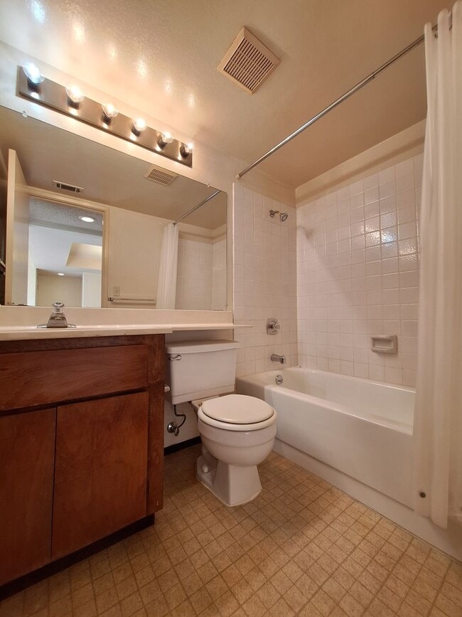 Building Photo - Spacious First Floor 2bd Condo With Laundr...
