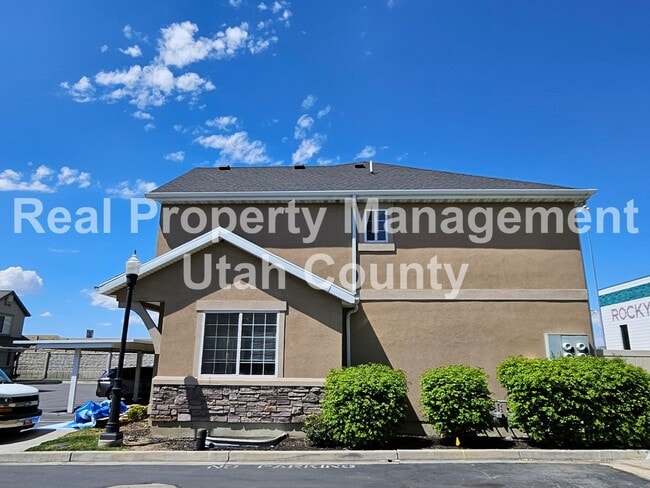 Building Photo - Orem Townhome