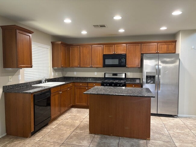Building Photo - Beautiful 4 Bedroom Home in Mountains Edge!