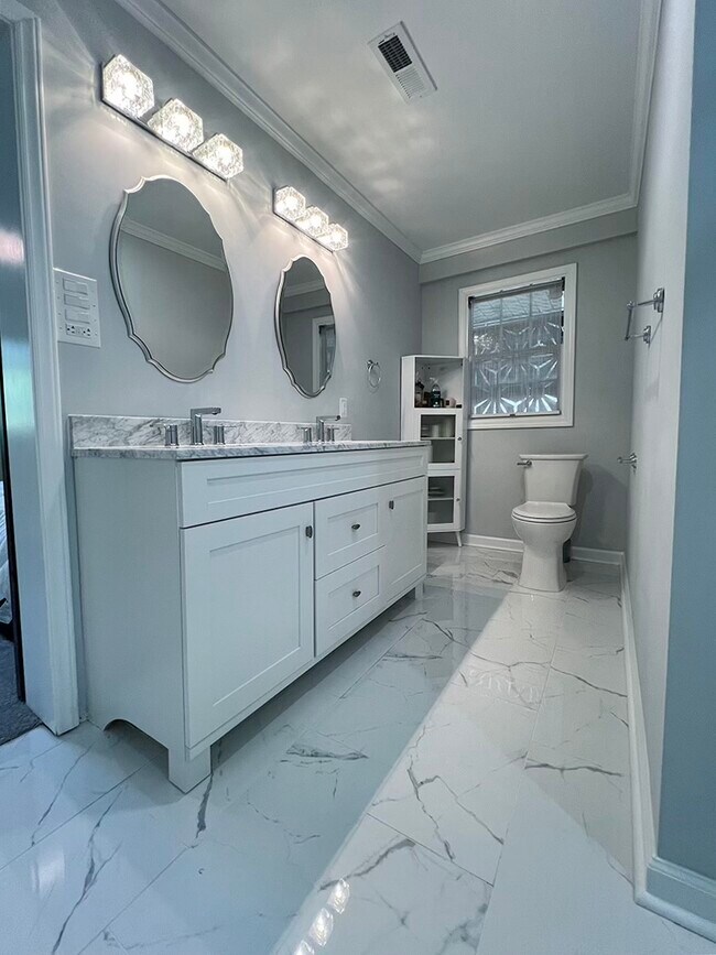 Baño principal de lujo recientemente renovado - 1007 N Peace Haven Rd