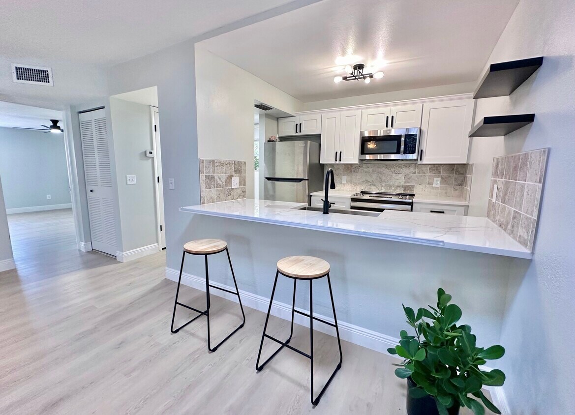 Cocina y comedor - 4915 W McElroy Ave