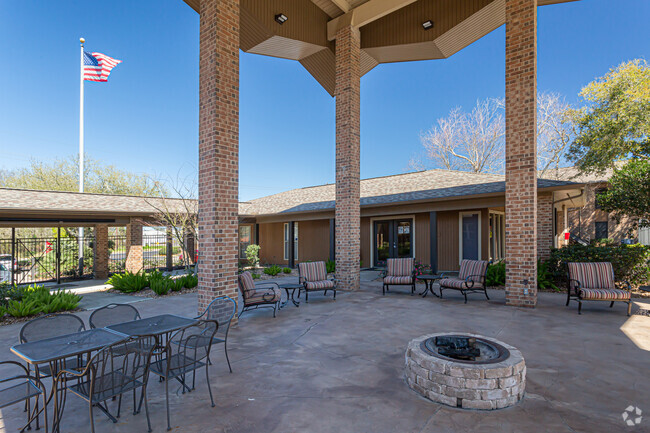 Patio con piscina - Acadian Point Apartments