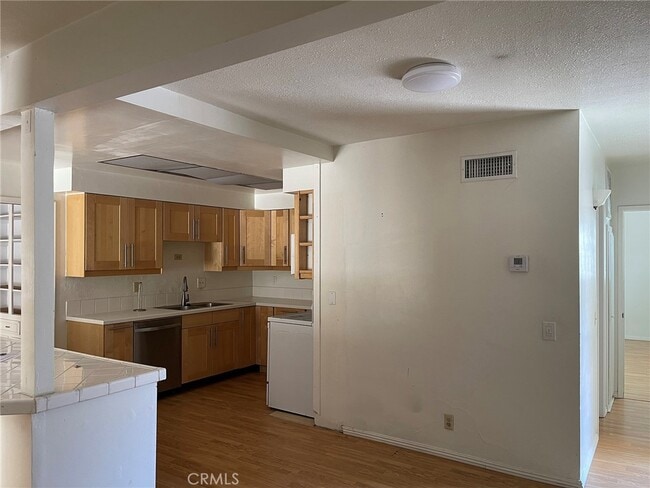 Building Photo - 631 Harvard Ave N