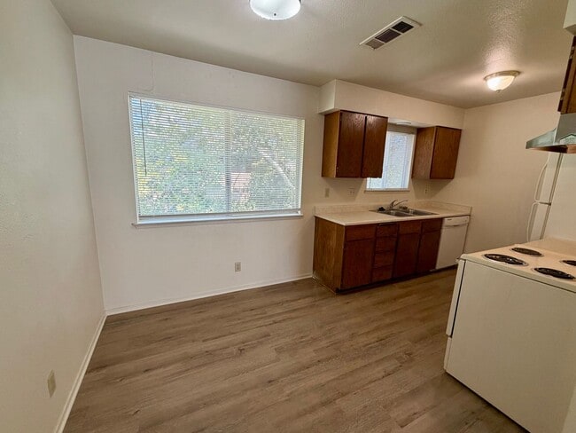 Building Photo - 1717 Bramble Pl