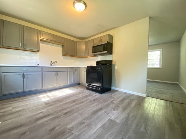 Foto del edificio - 3 Bedroom Home in Gary