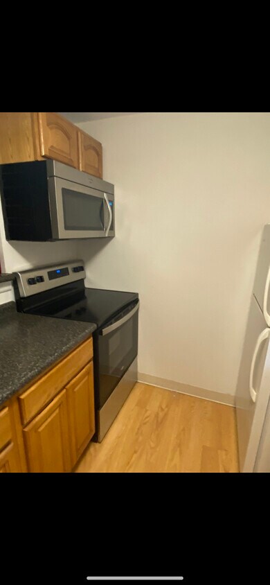 Kitchen - 181 Loomis Dr