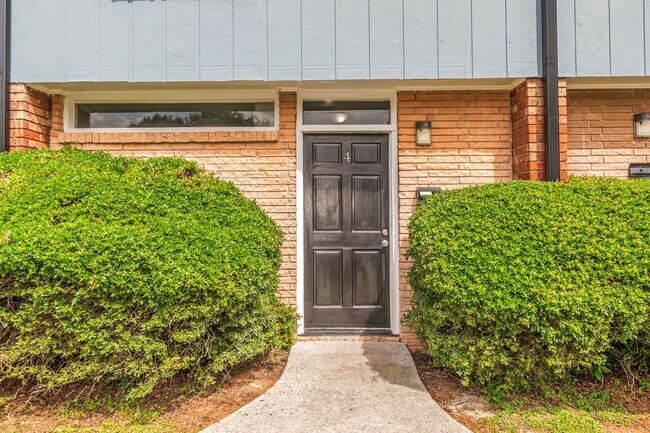 Foto del edificio - Don’t Miss Out! Look, Lease, and Live Specials EXTENDED to January 31st!