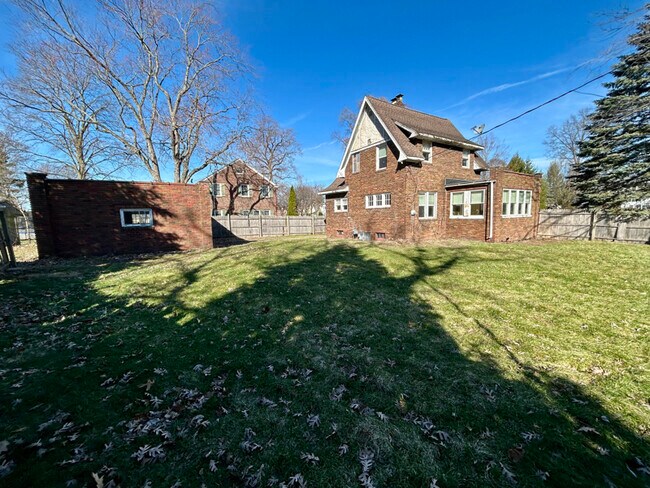 Building Photo - 1407 Strong Ave