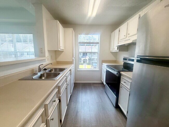 Foto del edificio - Spacious, One Bedroom Apartment W/ a Balcony!