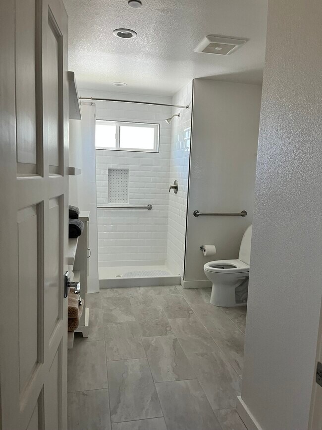 Building Photo - 906 Mustang Ct