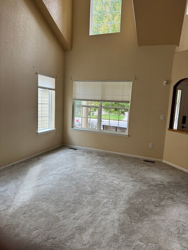 Building Photo - 6070 Deframe Ct