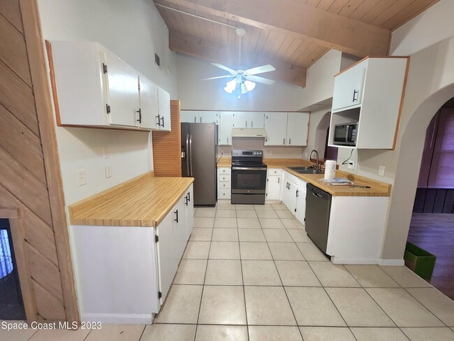 Foto del edificio - 230 Applewood Cir