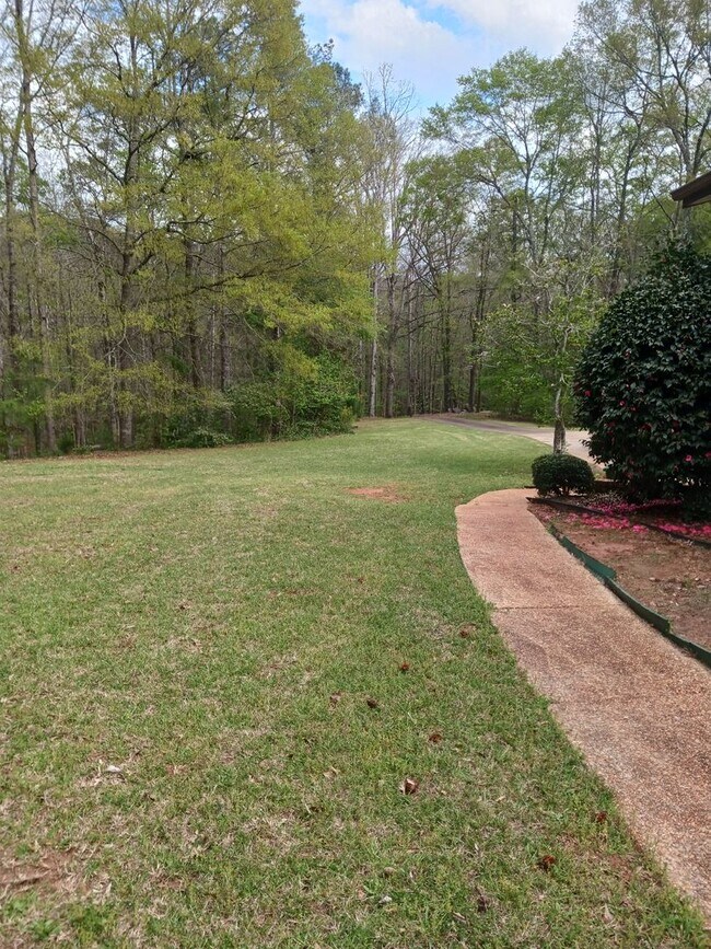 Foto del edificio - Charming 4BR/2.5BA Retreat on 2 Acres-Available Now!