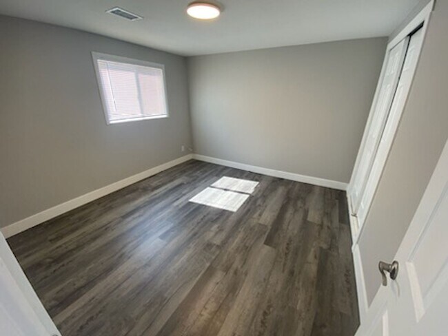 Foto del edificio - 4484-4486 S Newton St.