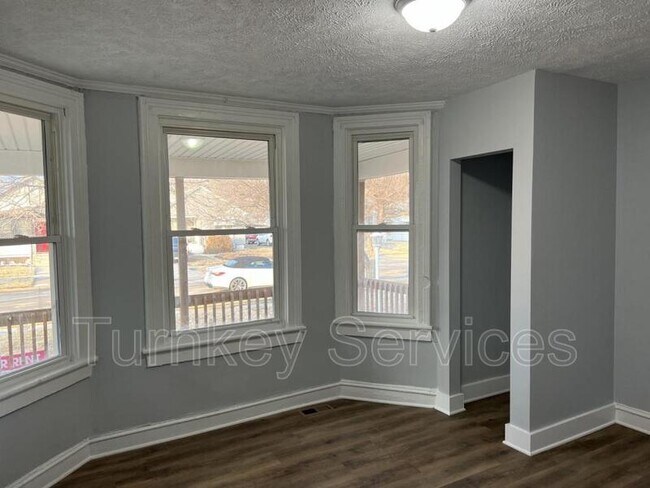 Building Photo - 923 Ave I
