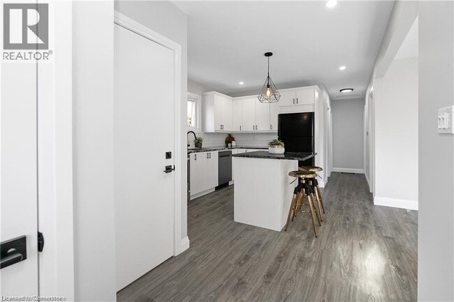 Building Photo - 254 W 31st St