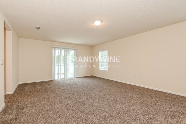 Foto del edificio - 250 Falcon Ridge Rd