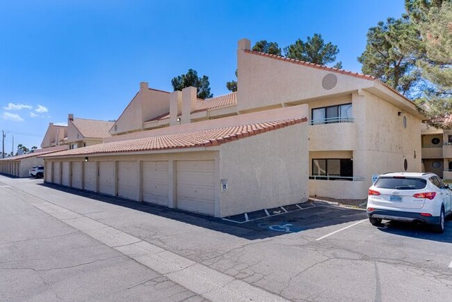 Building Photo - Charming Upstairs Condo with Dual Balconies & Spacious Layout!