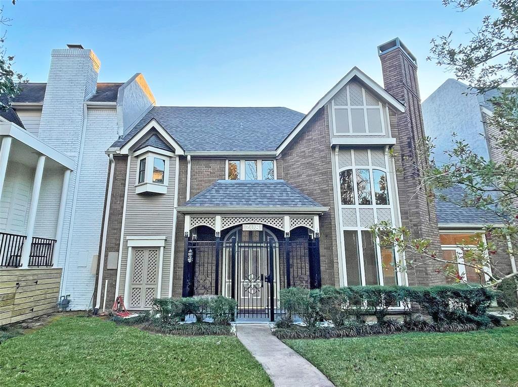 Primary Photo - 208 Victoria Way